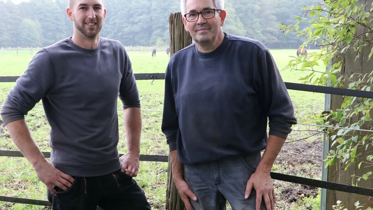 Michael Matlage (links) und Mathias Straßner (rechts) stehen für das Bild vor einer Weide.